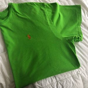 Polo T-shirt. Round neck.